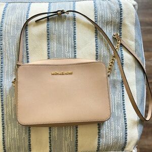 MICHAEL KORS TAN PURSE